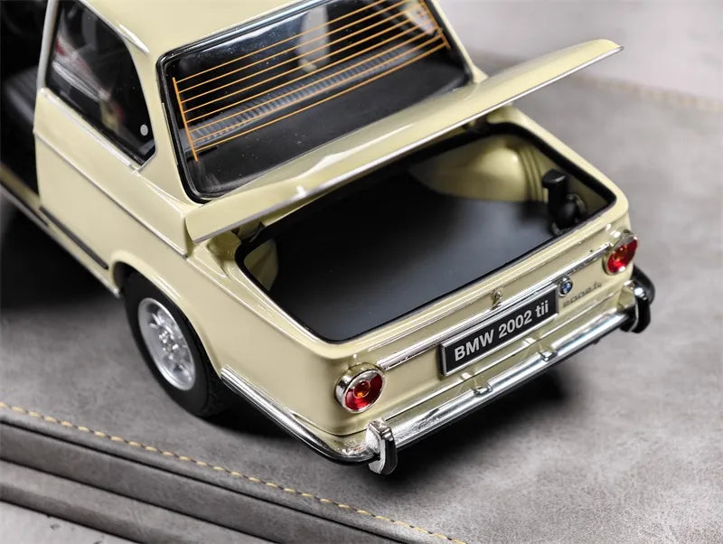 [Kyosho] 1:18 BMW 1971 2002 tii Off-White Model Car Die-Cast
