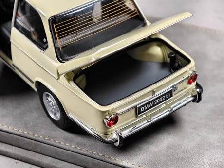 [Kyosho] 1:18 BMW 1971 2002 tii Off-White Model Car Die-Cast