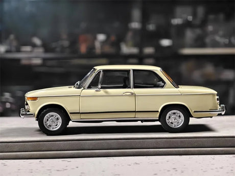[Kyosho] 1:18 BMW 1971 2002 tii Off-White Model Car Die-Cast