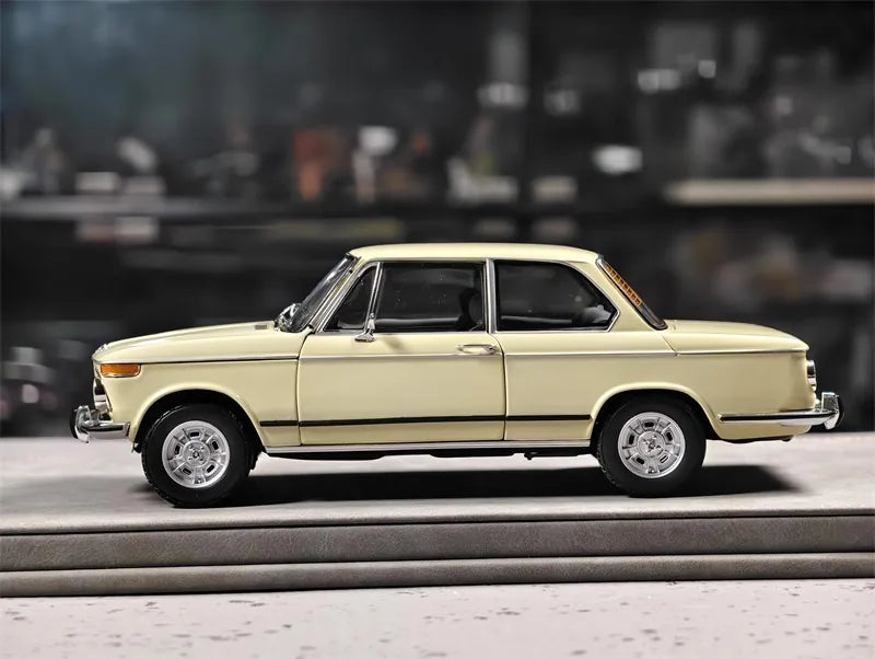 [Kyosho] 1:18 BMW 1971 2002 tii Off-White Model Car Die-Cast