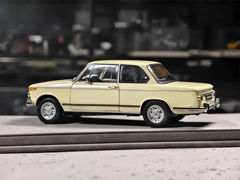 [Kyosho] 1:18 BMW 1971 2002 tii Off-White Model Car Die-Cast