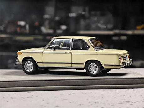 [Kyosho] 1:18 BMW 1971 2002 tii Off-White Model Car Die-Cast