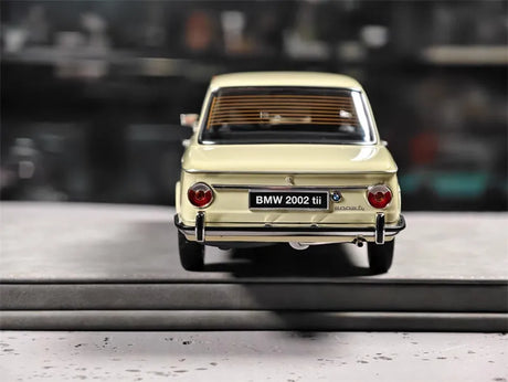 [Kyosho] 1:18 BMW 1971 2002 tii Off-White Model Car Die-Cast