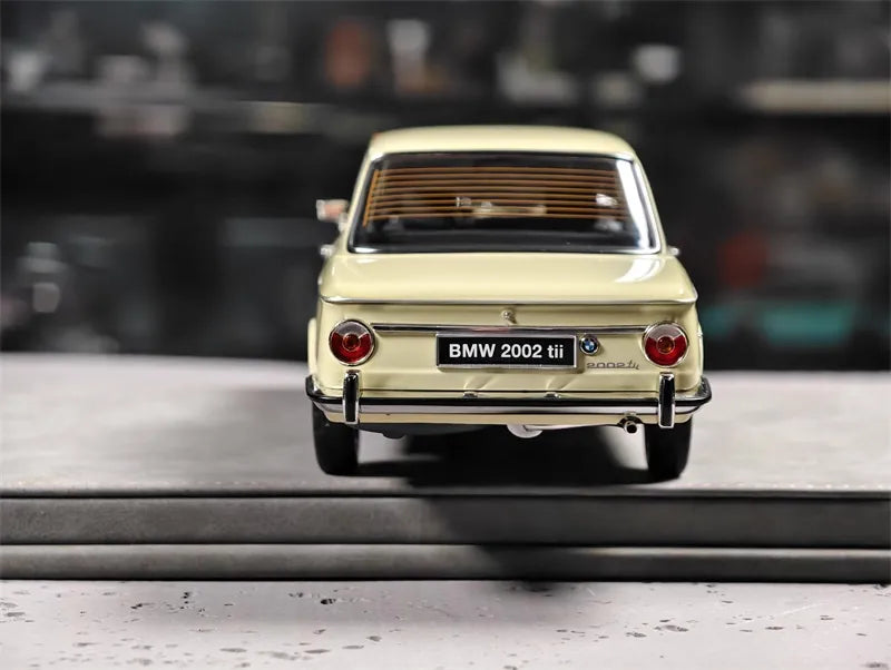 [Kyosho] 1:18 BMW 1971 2002 tii Off-White Model Car Die-Cast