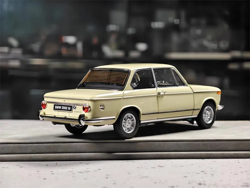 [Kyosho] 1:18 BMW 1971 2002 tii Off-White Model Car Die-Cast