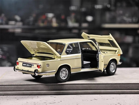 [Kyosho] 1:18 BMW 1971 2002 tii Off-White Model Car Die-Cast