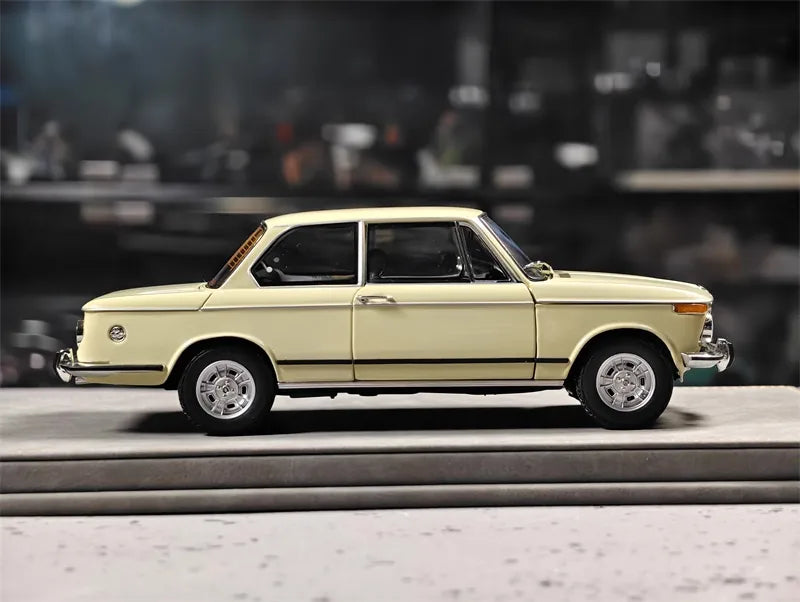 [Kyosho] 1:18 BMW 1971 2002 tii Off-White Model Car Die-Cast
