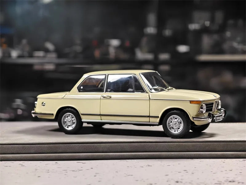 [Kyosho] 1:18 BMW 1971 2002 tii Off-White Model Car Die-Cast