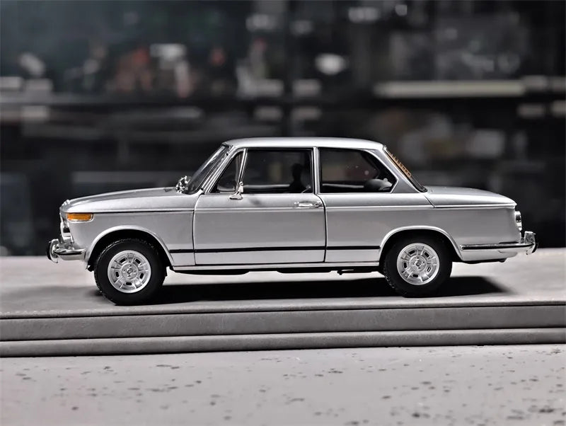 [Kyosho] 1:18 BMW 1971 2002 tii Silver Model Car Die-Cast