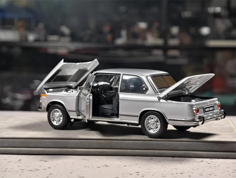 [Kyosho] 1:18 BMW 1971 2002 tii Silver Model Car Die-Cast