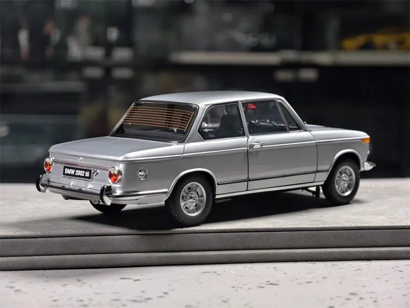 [Kyosho] 1:18 BMW 1971 2002 tii Silver Model Car Die-Cast