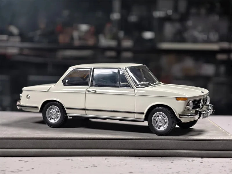[Kyosho] 1:18 BMW 1971 2002 tii White Model Car Die-Cast