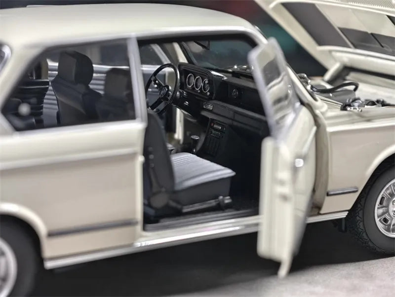 [Kyosho] 1:18 BMW 1971 2002 tii White Model Car Die-Cast