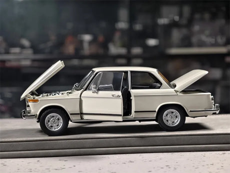 [Kyosho] 1:18 BMW 1971 2002 tii White Model Car Die-Cast