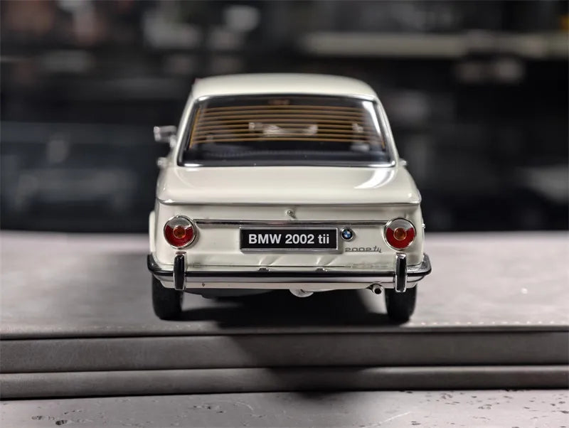 [Kyosho] 1:18 BMW 1971 2002 tii vit modellbil Die-Cast