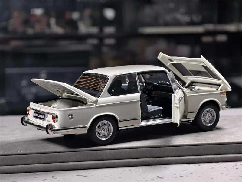 [Kyosho] 1:18 BMW 1971 2002 tii White Model Car Die-Cast