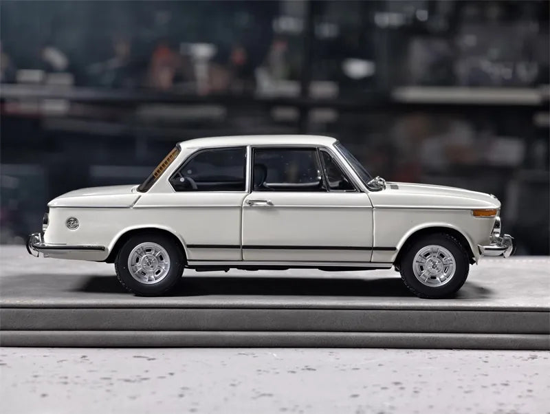 [Kyosho] 1:18 BMW 1971 2002 tii White Model Car Die-Cast