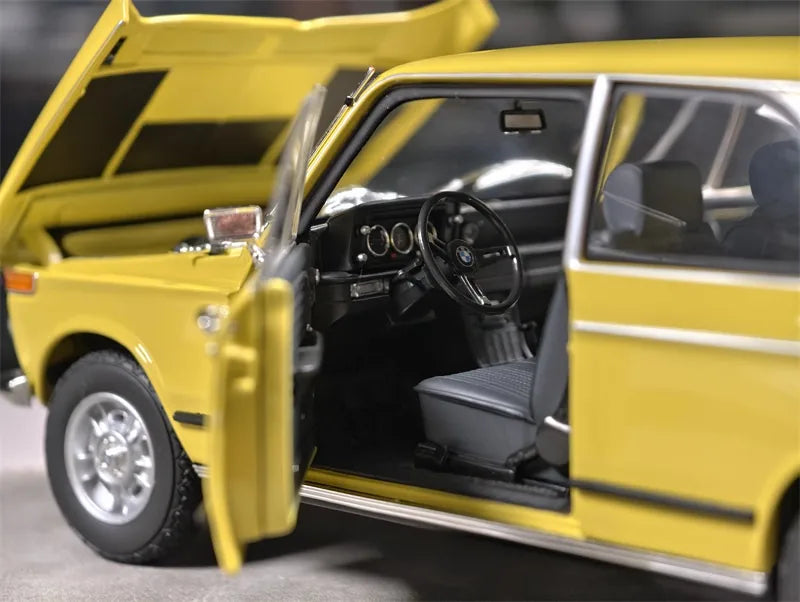 [Kyosho] 1:18 BMW 1971 2002 tii Yellow Model Car Die-Cast