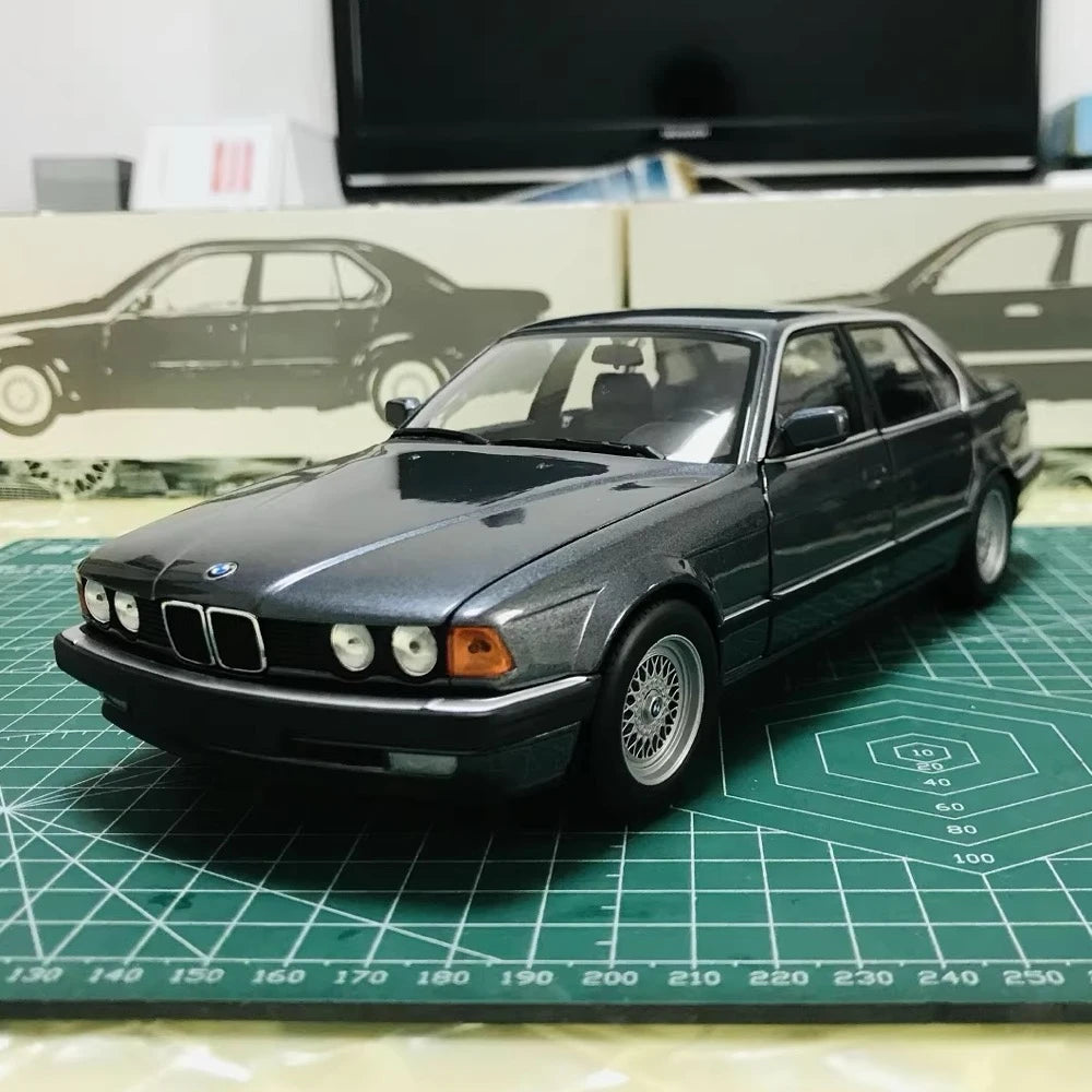 [Minichamps] 1:18 BMW 1986 E32 730i Gray Model Car Die-Cast
