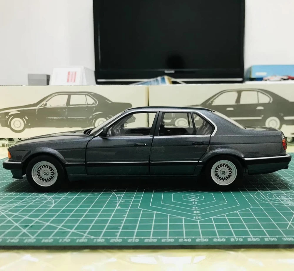 [Minichamps] 1:18 BMW 1986 E32 730i Gray Model Car Die-Cast