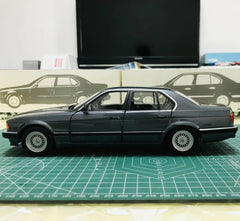 [Minichamps] 1:18 BMW 1986 E32 730i Gray Model Car Die-Cast
