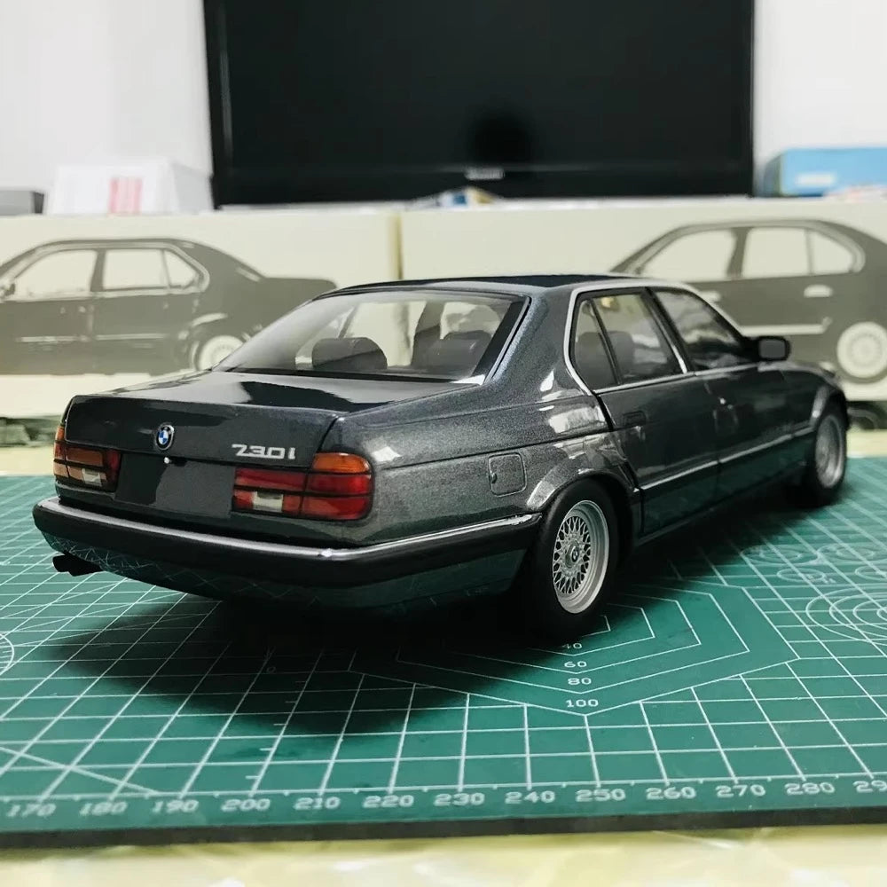 [Minichamps] 1:18 BMW 1986 E32 730i Gray Model Car Die-Cast