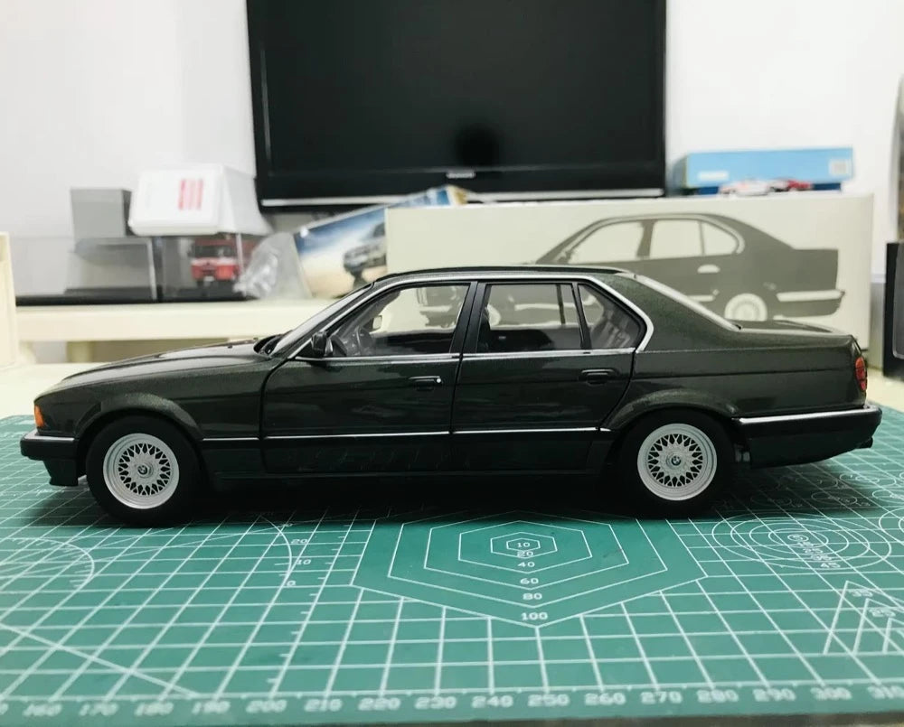 [Minichamps] 1:18 BMW 1986 E32 730i Green Model Car Die-Cast