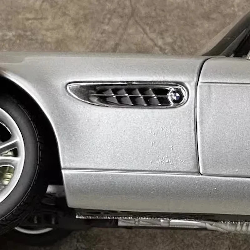[Kyosho] 1:18 BMW 1997 E52 Z8 Silver Model Car Die-Cast