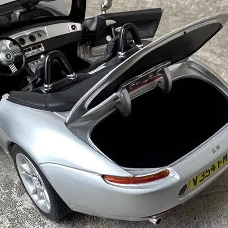 [Kyosho] 1:18 BMW 1997 E52 Z8 Silver Model Car Die-Cast