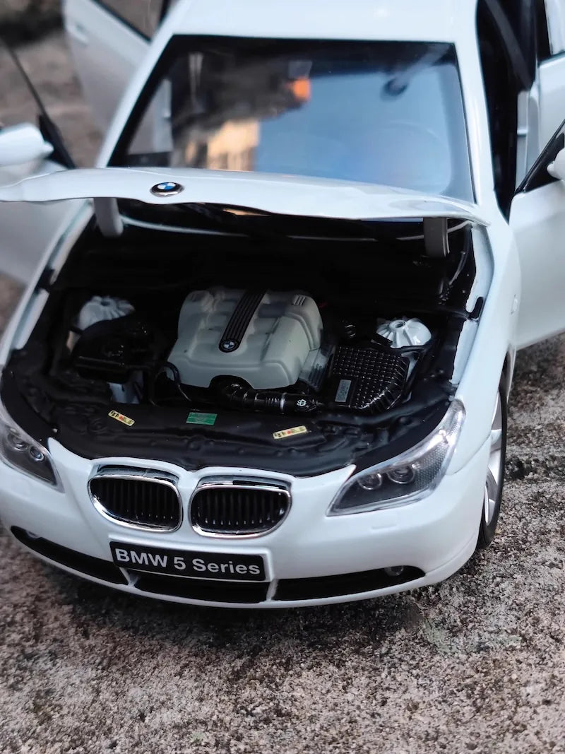 [Kyosho] 1:18 BMW 2003 E60 545i White Model Car Die-Cast