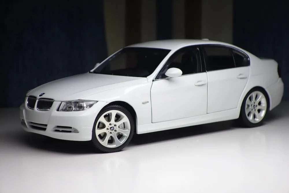 [Kyosho] 1:18 BMW 2005 E90 330i White Model Car Die-Cast
