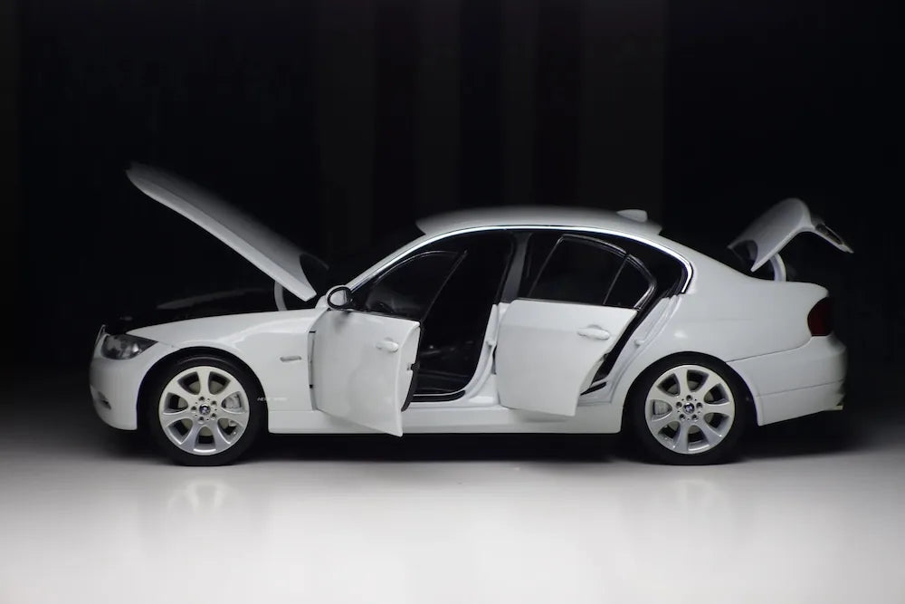 [Kyosho] 1:18 BMW 2005 E90 330i White Model Car Die-Cast