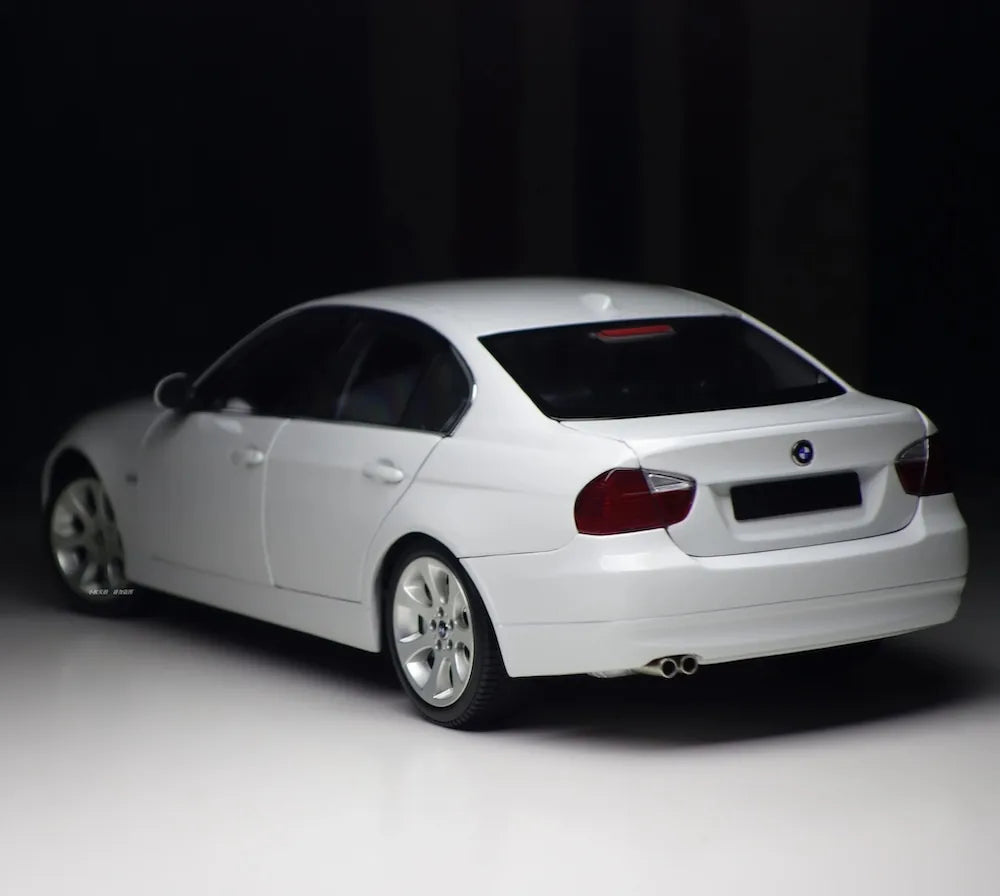 [Kyosho] 1:18 BMW 2005 E90 330i White Model Car Die-Cast