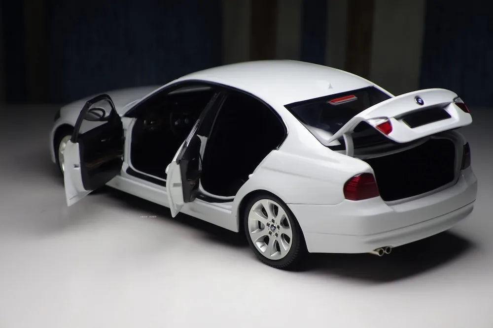 [Kyosho] 1:18 BMW 2005 E90 330i White Model Car Die-Cast