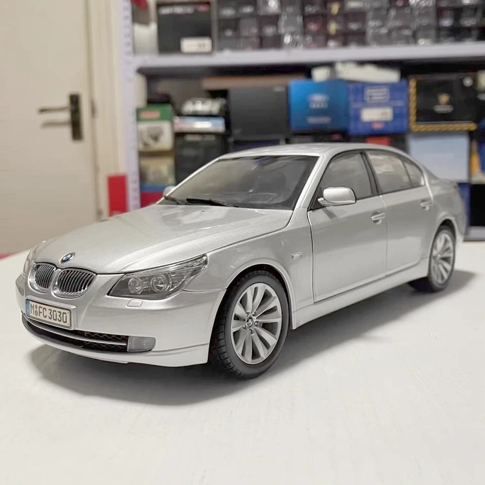 [Kyosho] 1:18 BMW 2008 E60 550i Sedan Silver Model Car Die-Cast