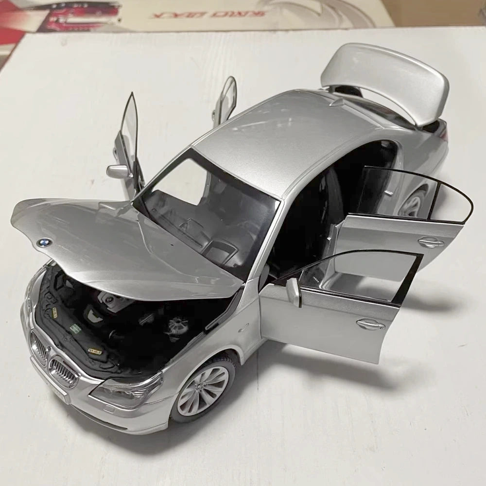 [Kyosho] 1:18 BMW 2008 E60 550i Sedan Silver Model Car Die-Cast