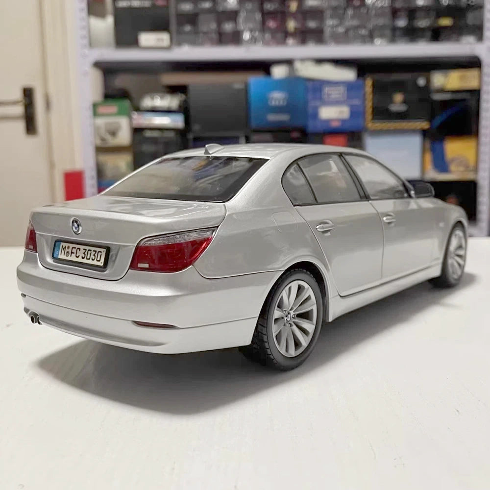 [Kyosho] 1:18 BMW 2008 E60 550i Sedan Silver Model Car Die-Cast