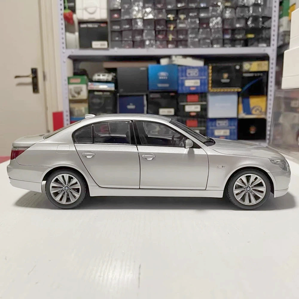 [Kyosho] 1:18 BMW 2008 E60 550i Sedan Silver Model Car Die-Cast
