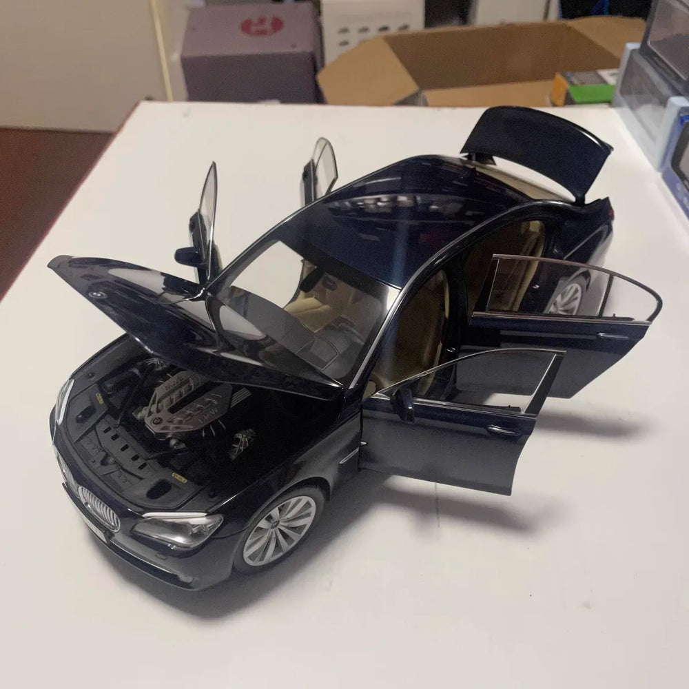 [Kyosho] 1:18 BMW 2008 F02 750Li Black Model Car Die-Cast