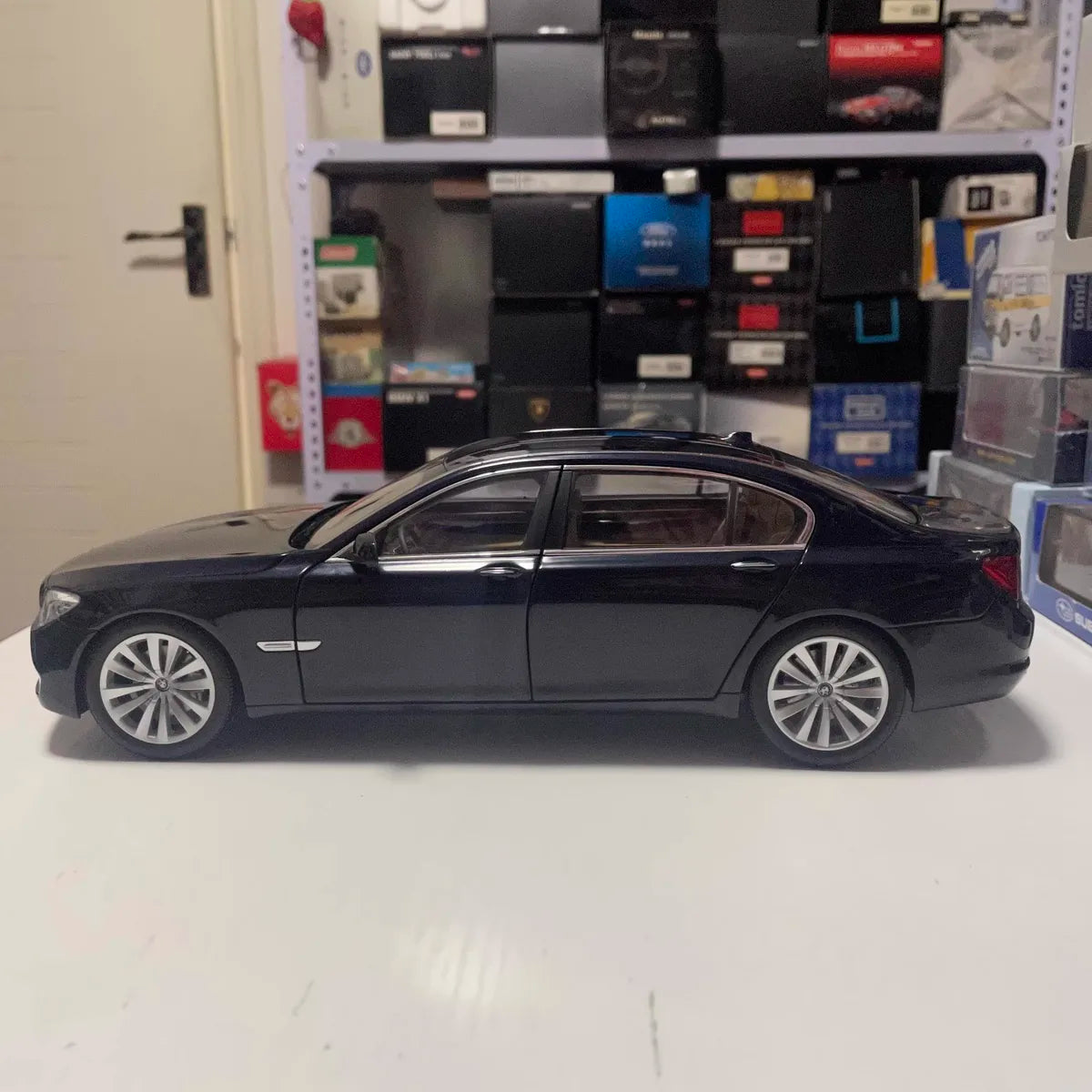 [Kyosho] 1:18 BMW 2008 F02 750Li Black Model Car Die-Cast