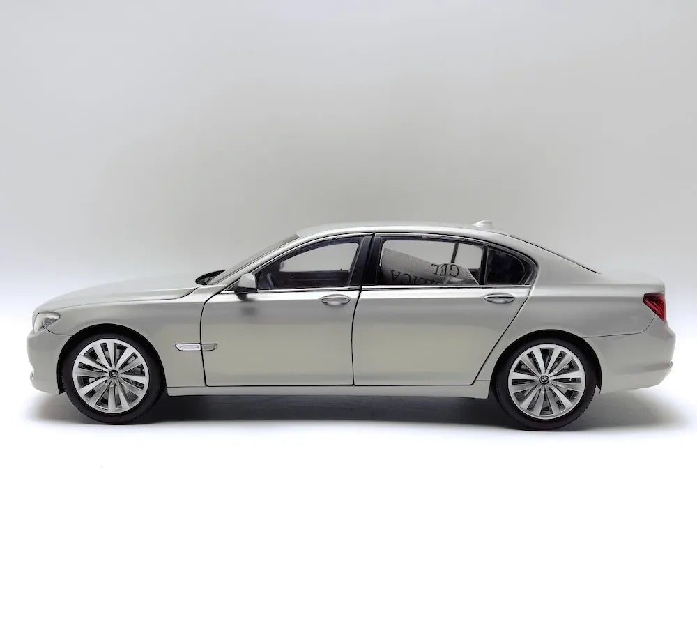 [Kyosho] 1:18 BMW 2008 F02 750Li argent voiture miniature Die-Cast