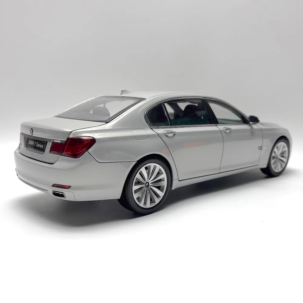 [Kyosho] 1:18 BMW 2008 F02 750Li argent voiture miniature Die-Cast