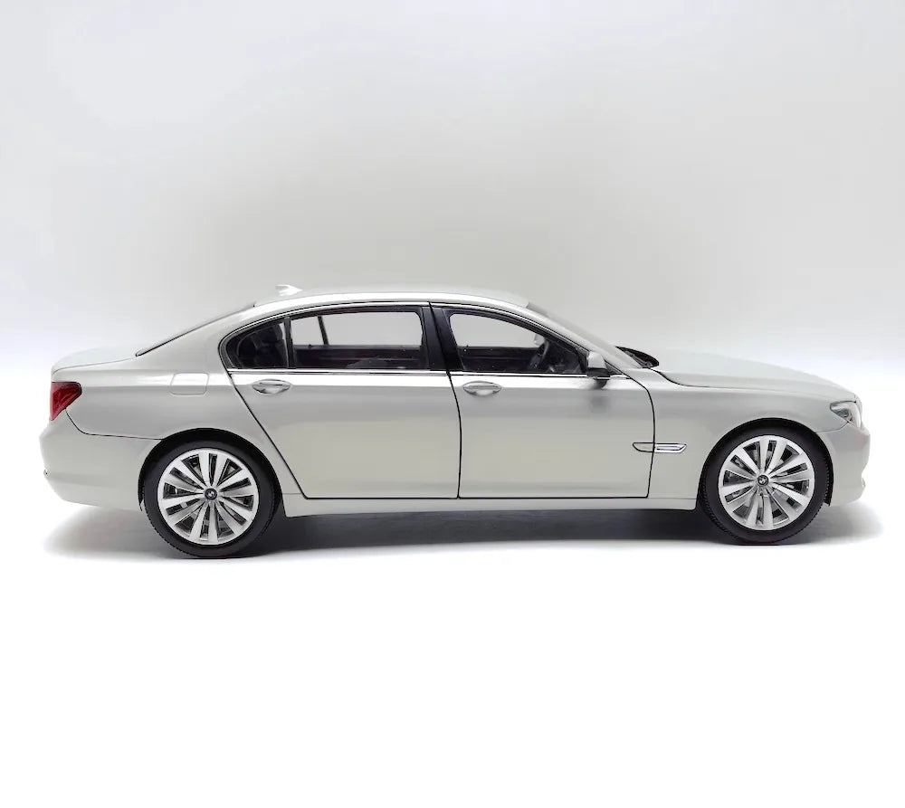 [Kyosho] 1:18 BMW 2008 F02 750Li argent voiture miniature Die-Cast