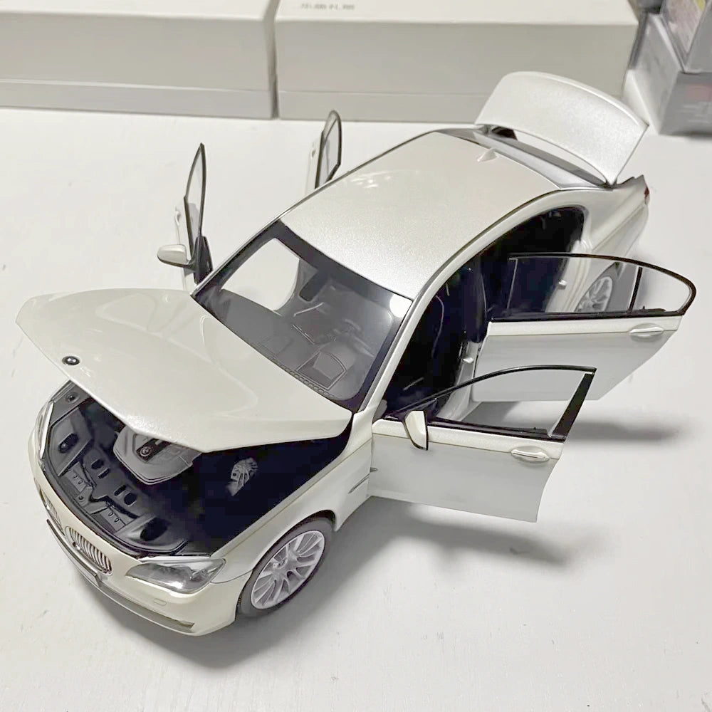 [Kyosho] 1:18 BMW 2010 F02 760Li White Model Car Die-Cast