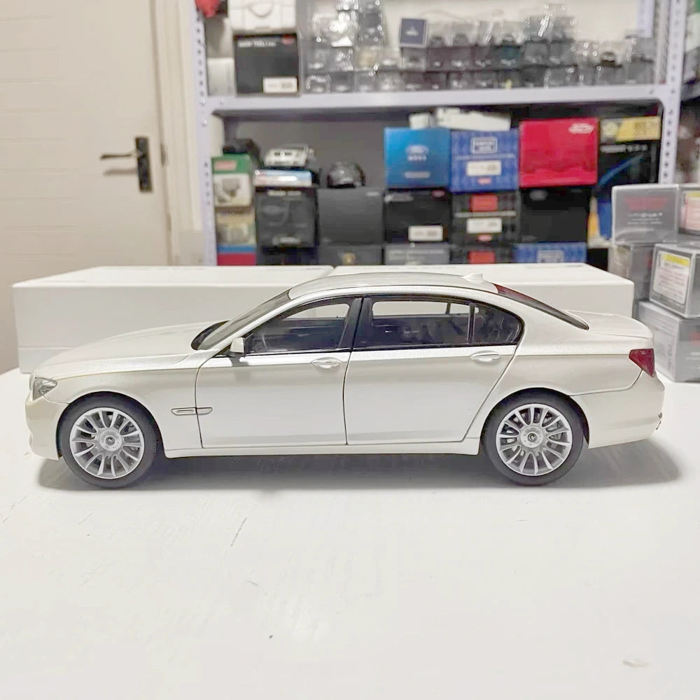 [Kyosho] 1:18 BMW 2010 F02 760Li White Model Car Die-Cast