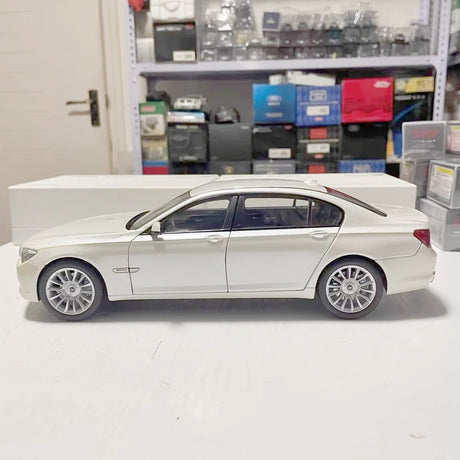 [Kyosho] 1:18 BMW 2010 F02 760Li blanc voiture miniature Die-Cast