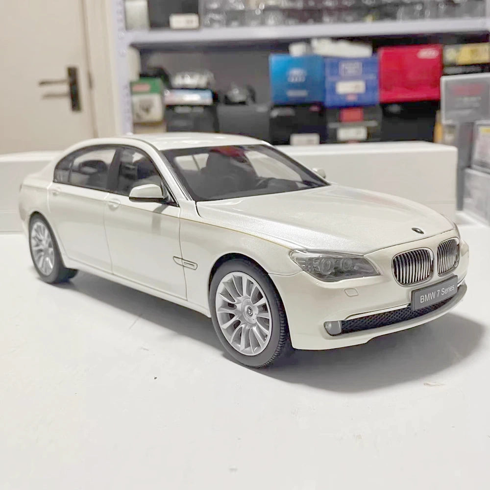 [Kyosho] 1:18 BMW 2010 F02 760Li White Model Car Die-Cast