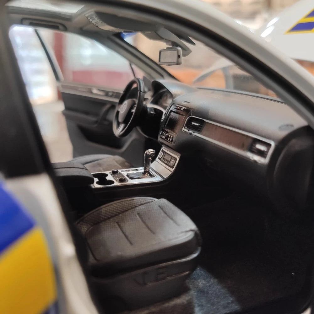 [Kyosho] 1:18 Volkswagen 2010 Touareg Snowareg Sweden モデルカー Die-Cast