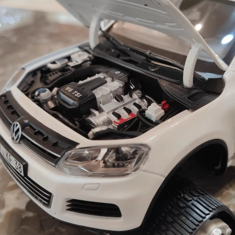 [Kyosho] 1:18 Volkswagen 2010 Touareg Snowareg White Model Car Die-Cast