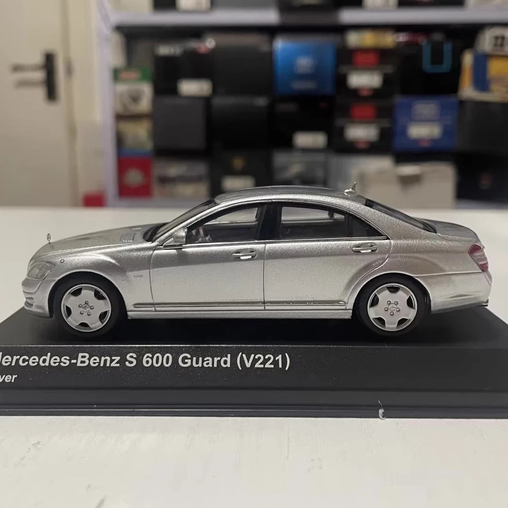 [Kyosho] 1:43 Mercedes-Benz 2006 S600 Guard V221 Silver Model Car Die-Cast